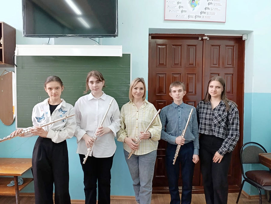 Ансамбли показали класс и получили творческие подарки