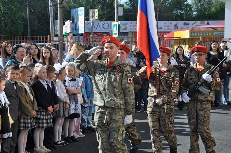 Выпускники улетели во взрослую жизнь. Самолет отправился из школьного двора