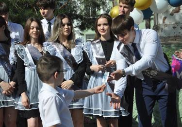 Окончен школьный роман. Выпускники передали эстафету новому поколению