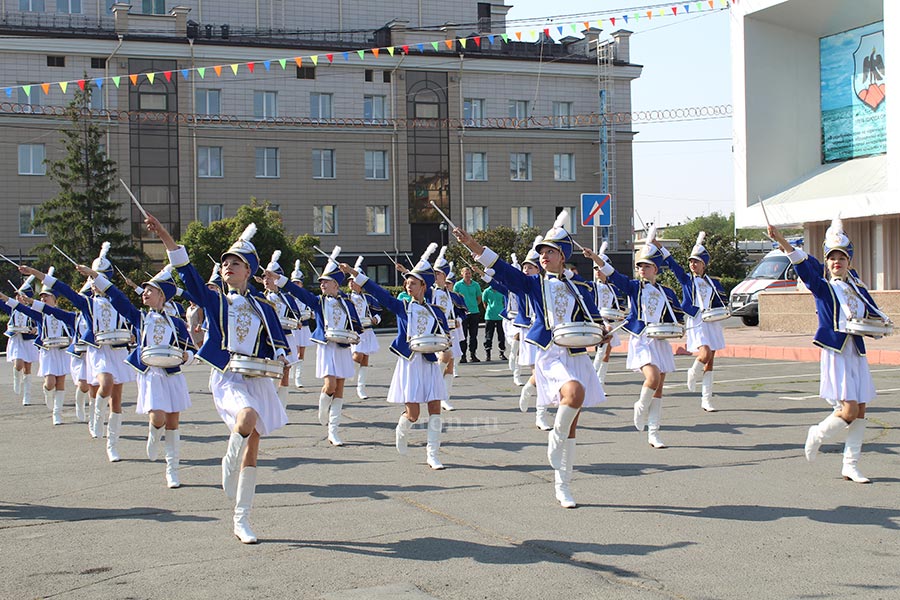 На городской Доске почета – врачи и учителя, рабочие и школьники