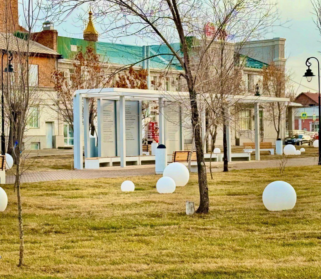 Сквер заиграл свежими красками