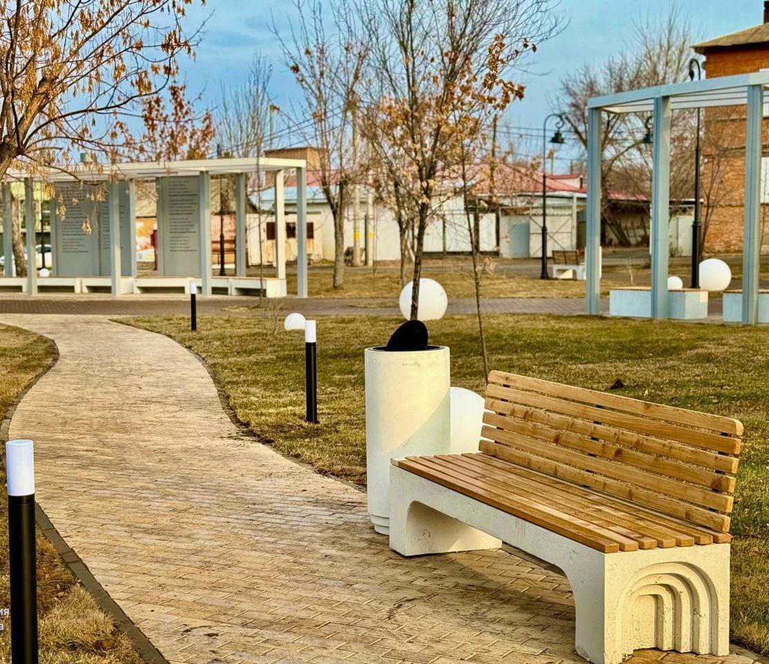 Сквер заиграл свежими красками