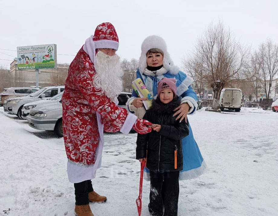 Календари и сладости доставили всем радости. Орчане открыли главную елку города и получили подарки от «ОХ»