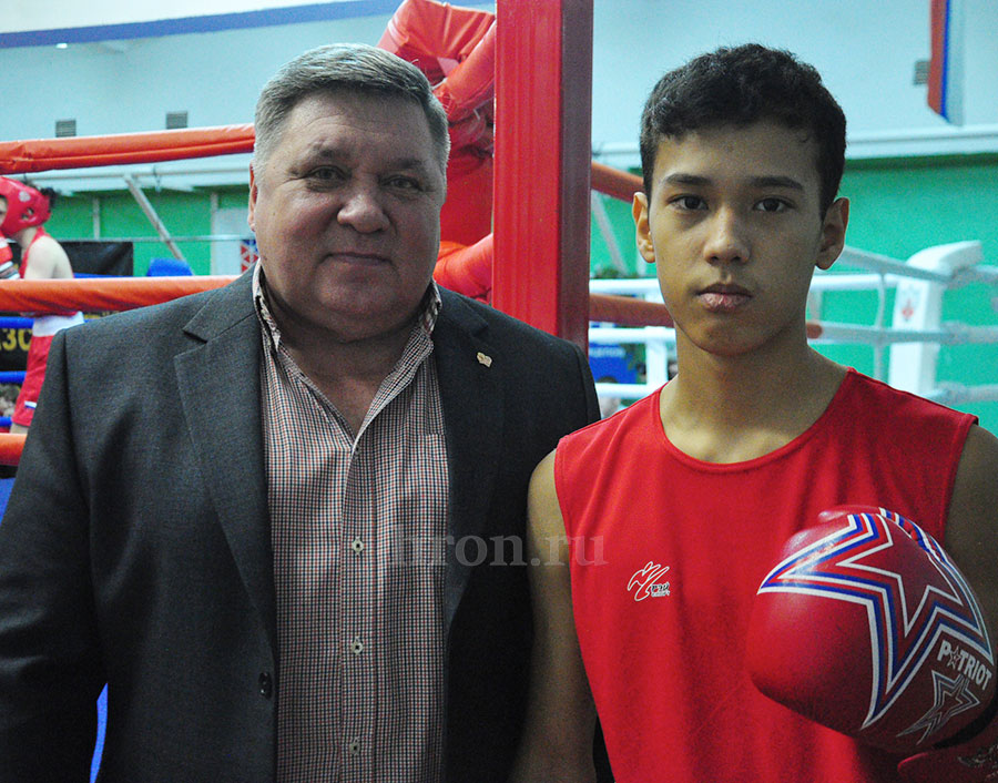 За боксера говорят кулаки