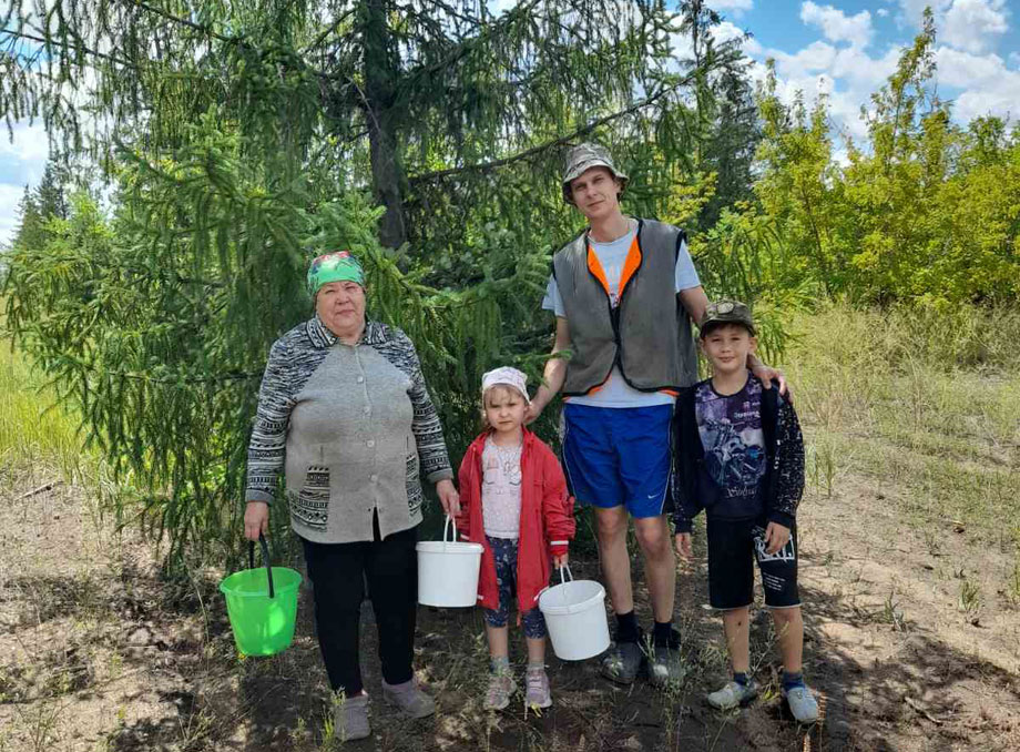 Бабушка и дедушка стали продюсерами внуков