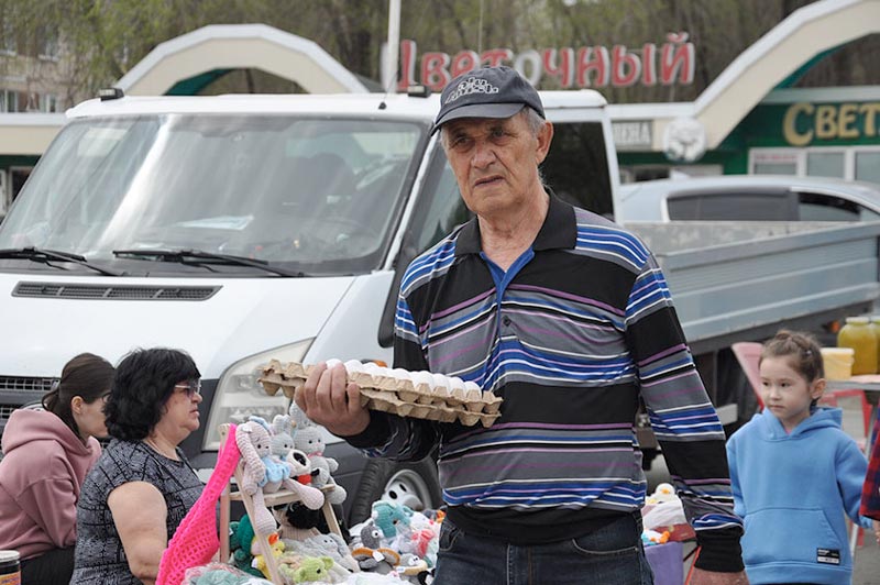 Комсомольская площадь цвела и пахла