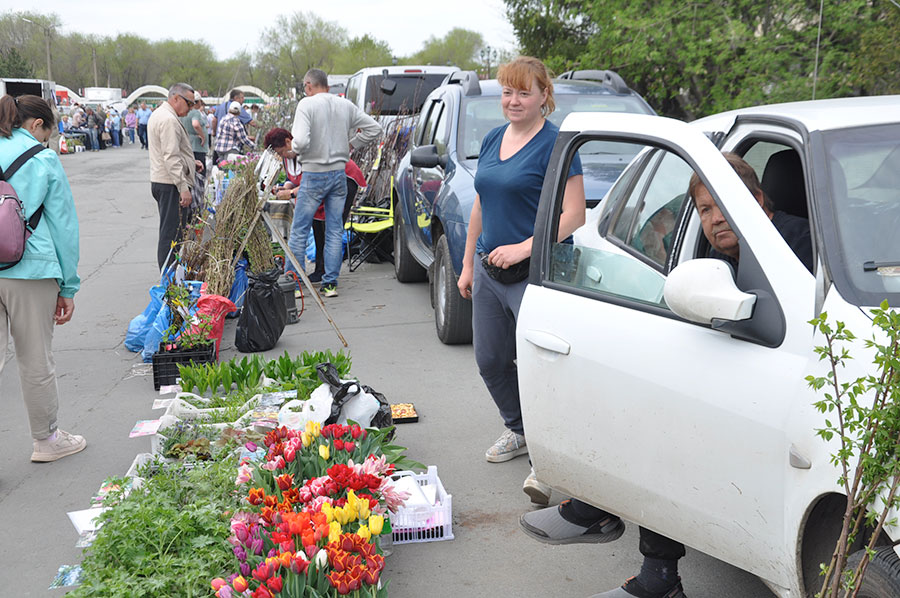 Комсомольская площадь цвела и пахла