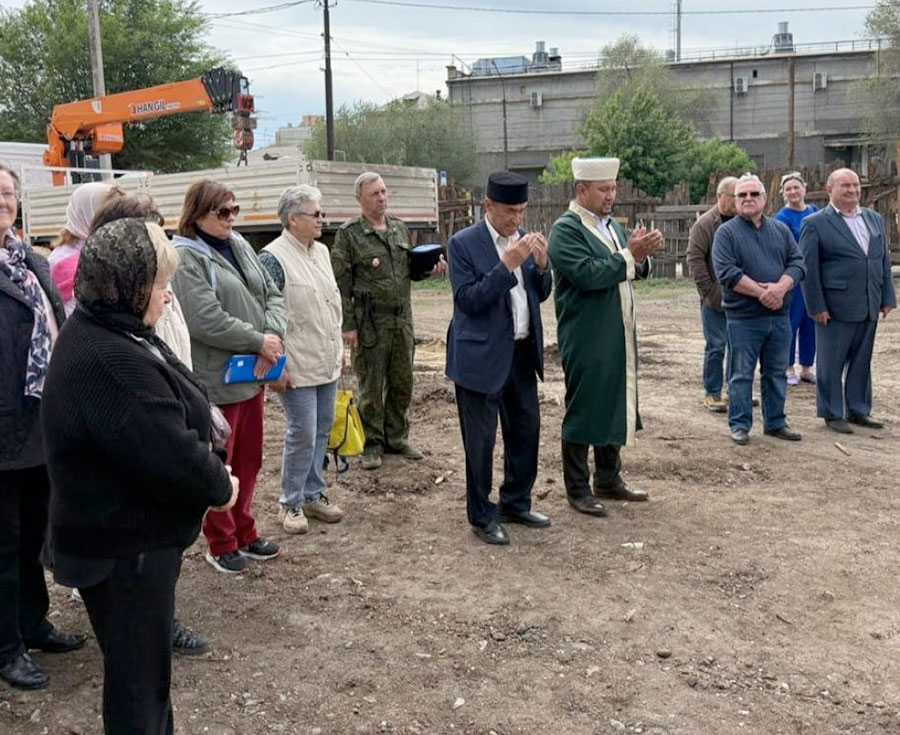 Фундамент мемориала залит, плиты готовят к гравировке