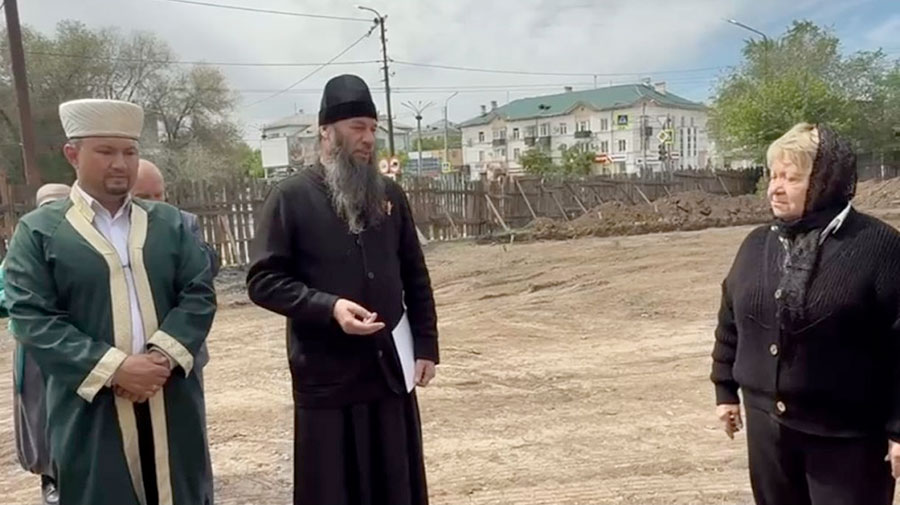 Фундамент мемориала залит, плиты готовят к гравировке