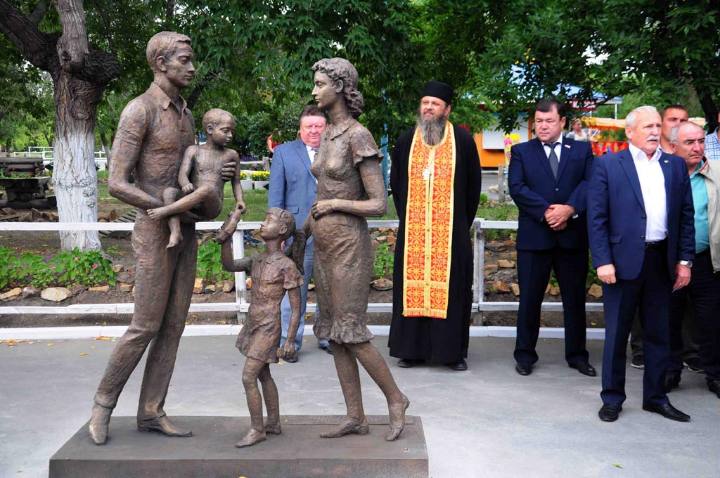 В парке «поселилась» многодетная семья