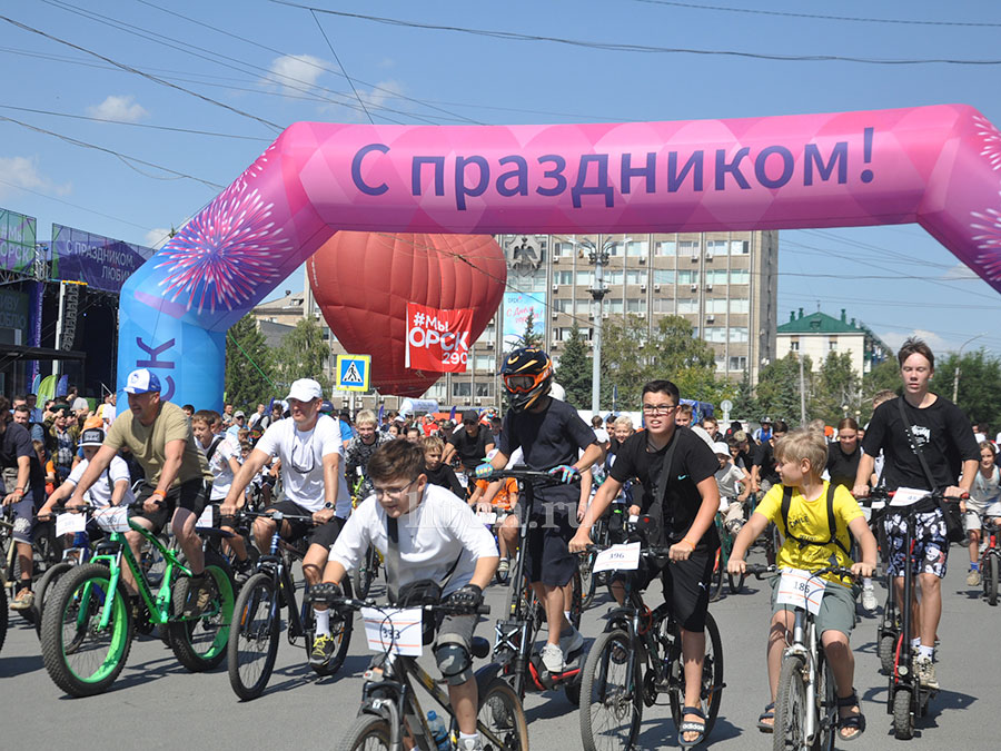 Самым добрым велосипедистам – апельсины