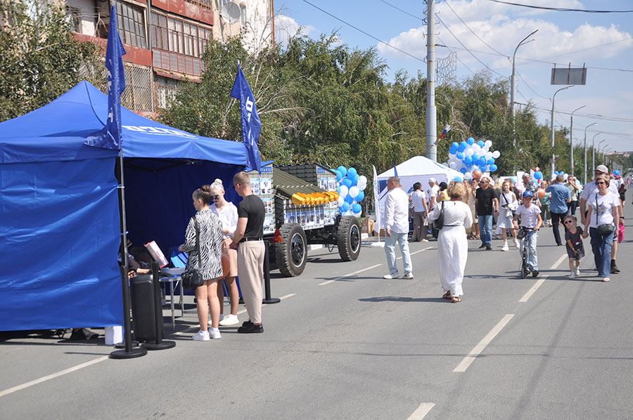 Военная техника, шашки и свежая выпечка