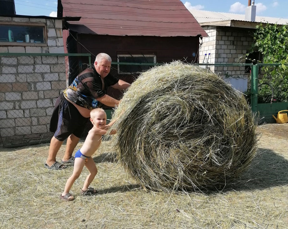 Фотоконкурс «Вместе мы – сила!» | И горы свернем, и сено заготовим!