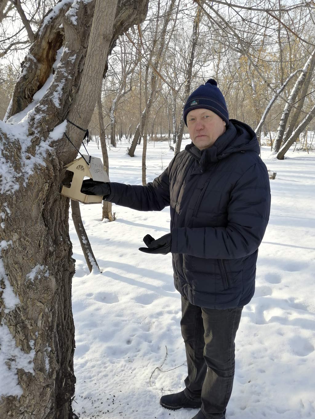 Завтрак по расписанию. В меню у пернатых семечки и орешки