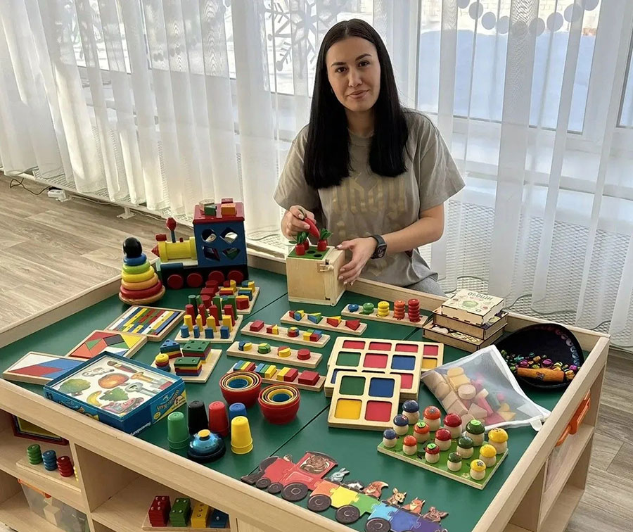 С кейсом в руке, с оркестром в селе