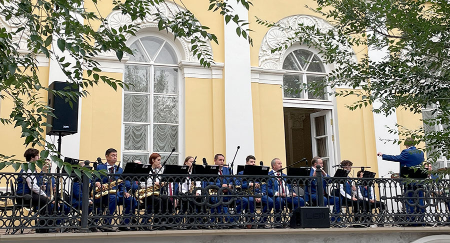 С кейсом в руке, с оркестром в селе