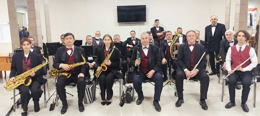 С кейсом в руке, с оркестром в селе