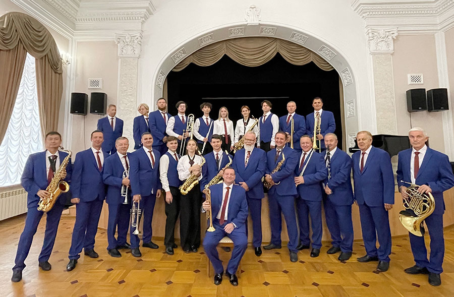 С кейсом в руке, с оркестром в селе