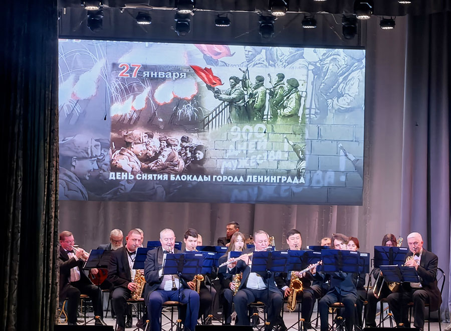 С кейсом в руке, с оркестром в селе