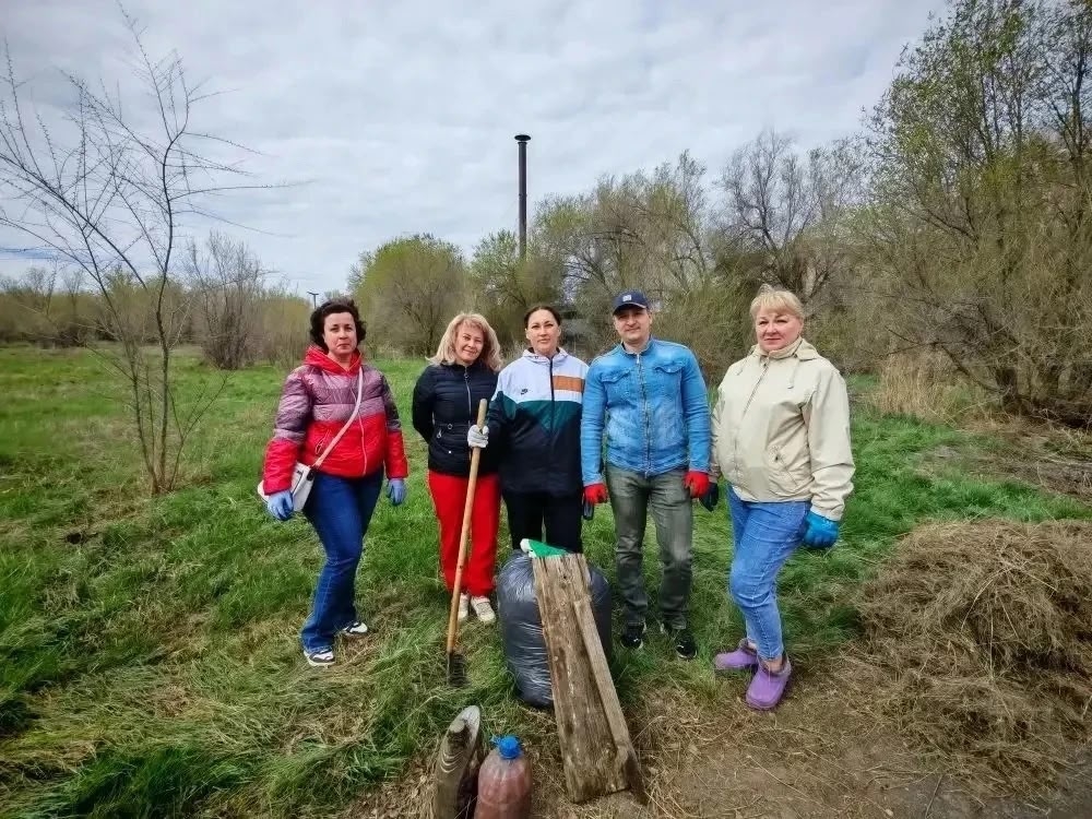 По парку с метлой