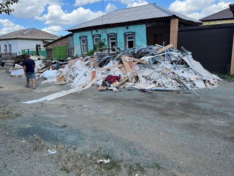 Три сформированных звена спецтехники вывозят мусор после паводка 