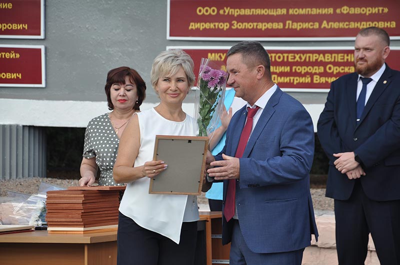 Три слесаря и учитель. Кто еще оказался на Доске почета Октябрьского района