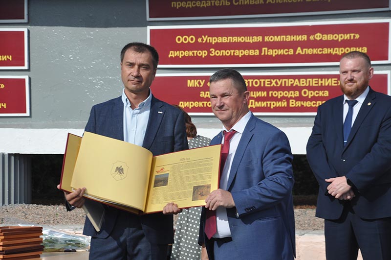 Три слесаря и учитель. Кто еще оказался на Доске почета Октябрьского района