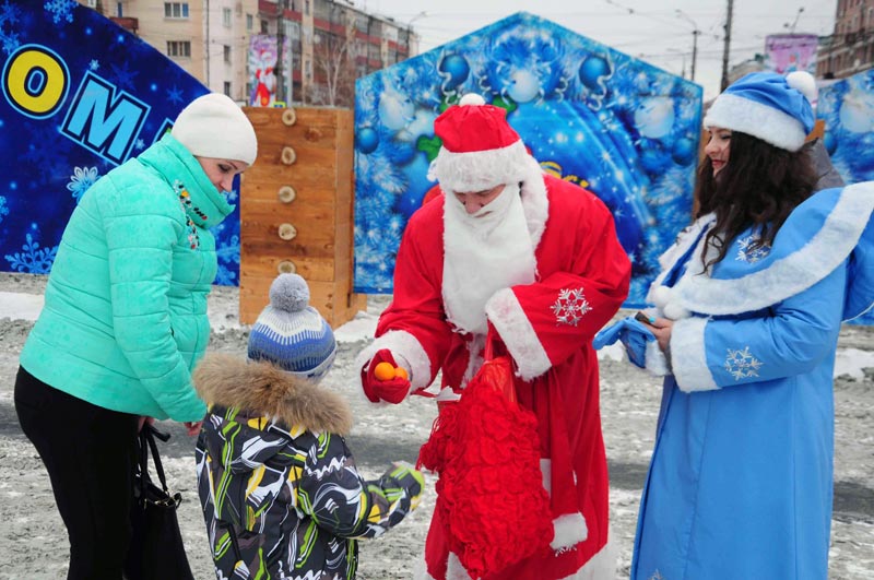 Мандарины в народ! Журналисты «ОХ» вышли на улицу «под прикрытием»... новогодних героев 