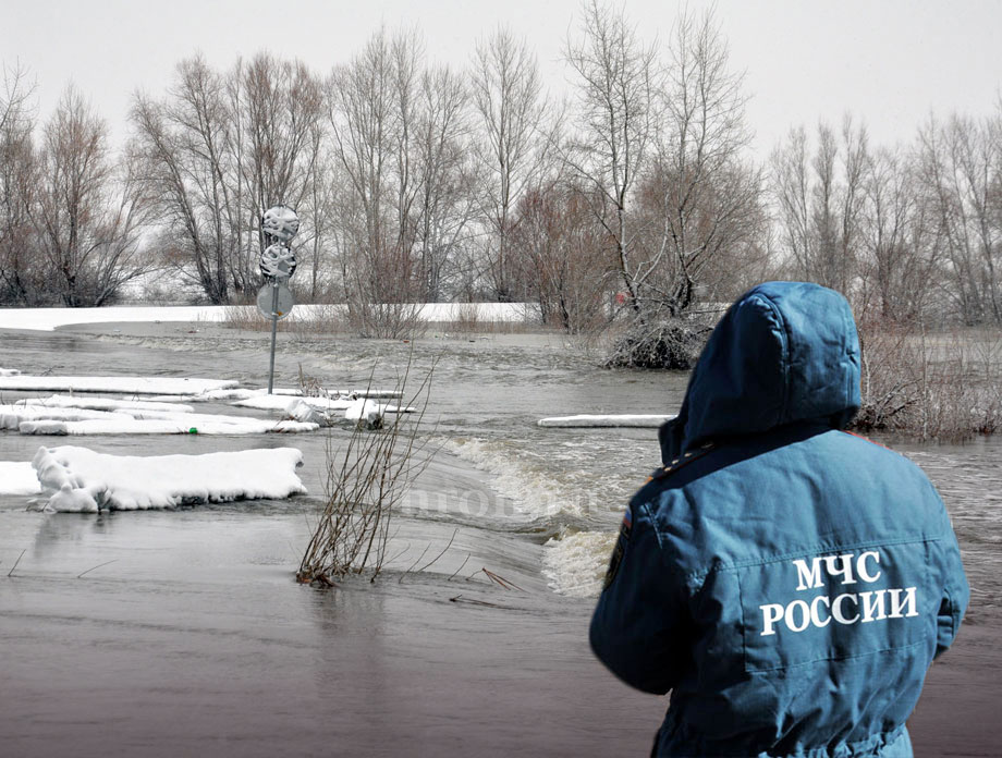 Дорога в посёлок Ора уходит под воду