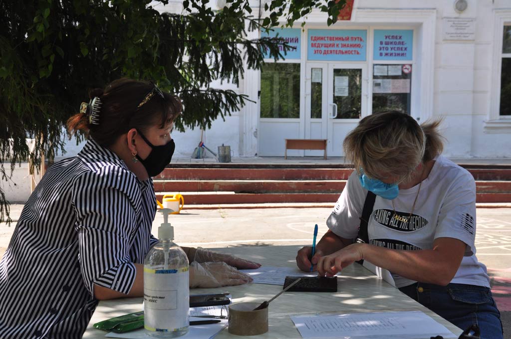 В школу за... продуктами. Орчане получили пайки с крупами, мукой и сладостями