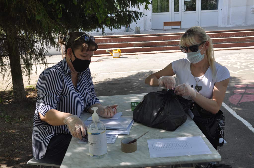 В школу за... продуктами. Орчане получили пайки с крупами, мукой и сладостями