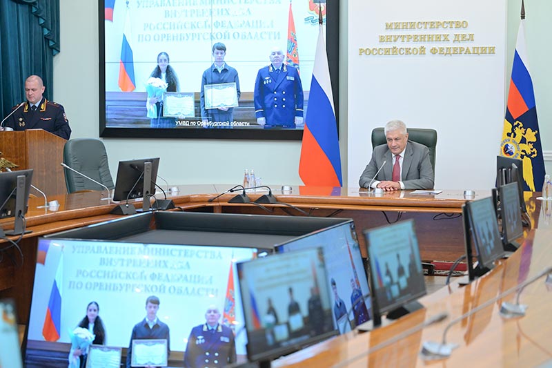 Не смогли пройти мимо. Подростки получили почетные грамоты от правоохранителей