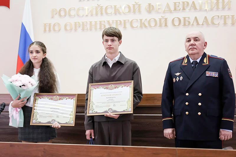 Не смогли пройти мимо. Подростки получили почетные грамоты от правоохранителей
