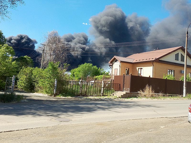 Потушили только утром. Огонь охватил заброшенный склад с техникой