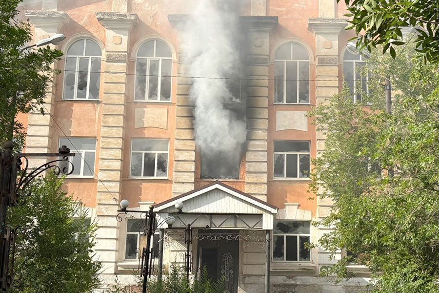 Бесхозное здание загорается раз за разом