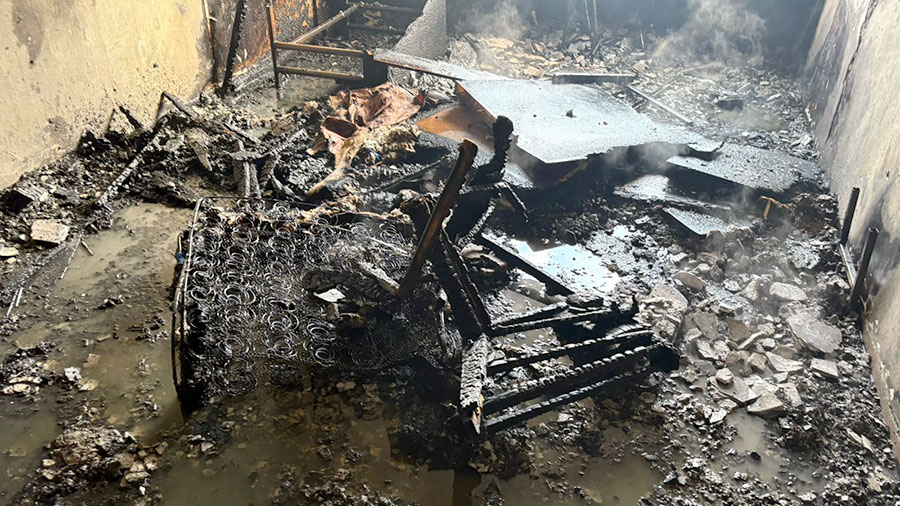 Бесхозное здание загорается раз за разом
