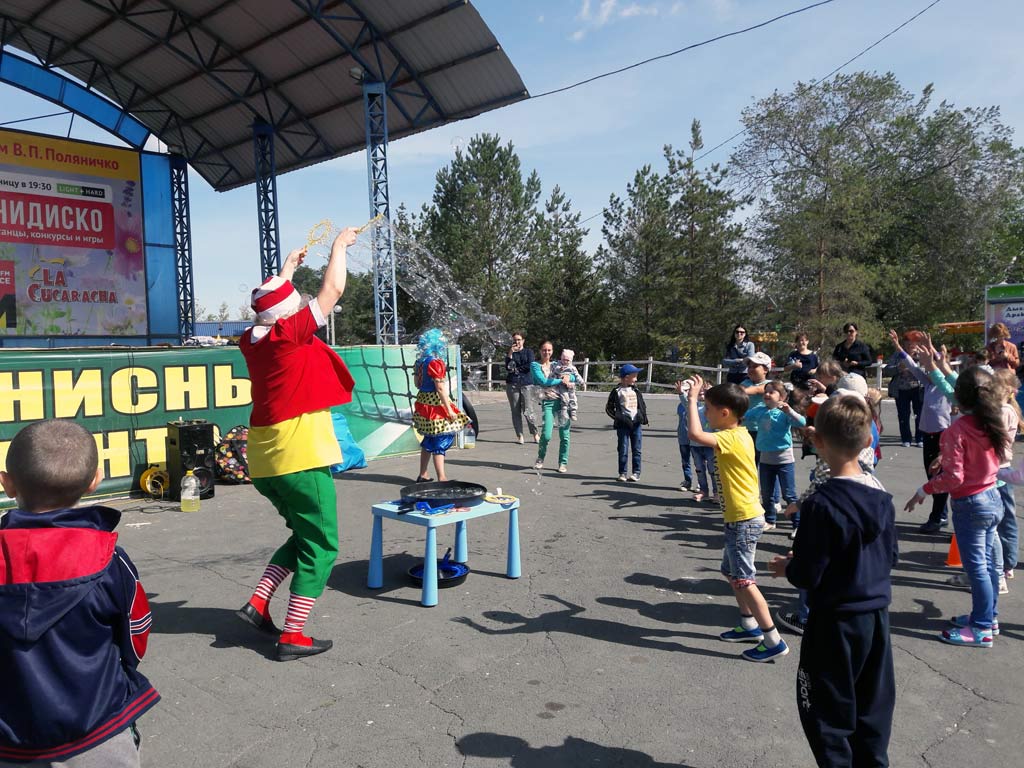 Мыльные пузыри и канцтовары в подарок. Детям устроили праздник к 1 сентября