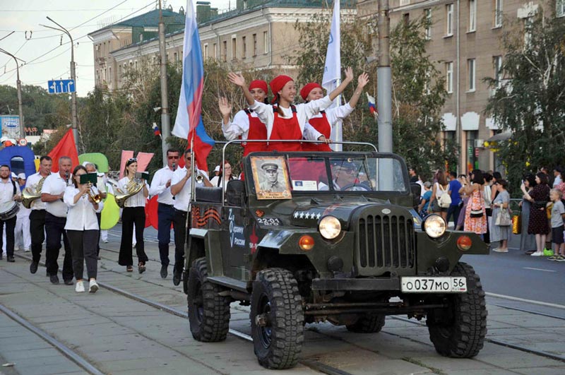 Звезды сошлись в центре Орска. Главную площадь накрыла праздничная волна