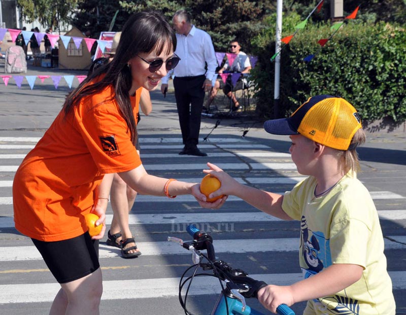 Юных велосипедистов наградили апельсинами