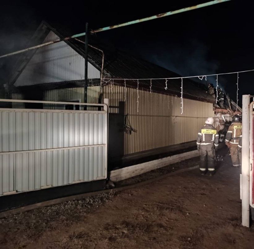 В Новоорске прощаются с погибшими в огне детьми