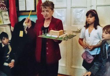 Из рук в руки