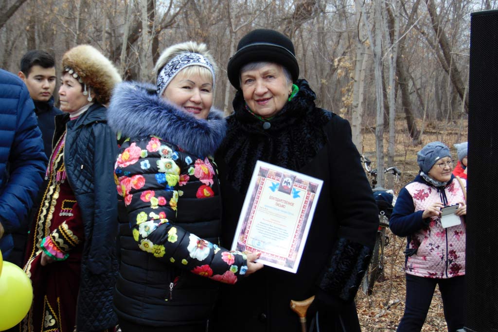 Ходить без трости опасается, но прекрасно вальсирует