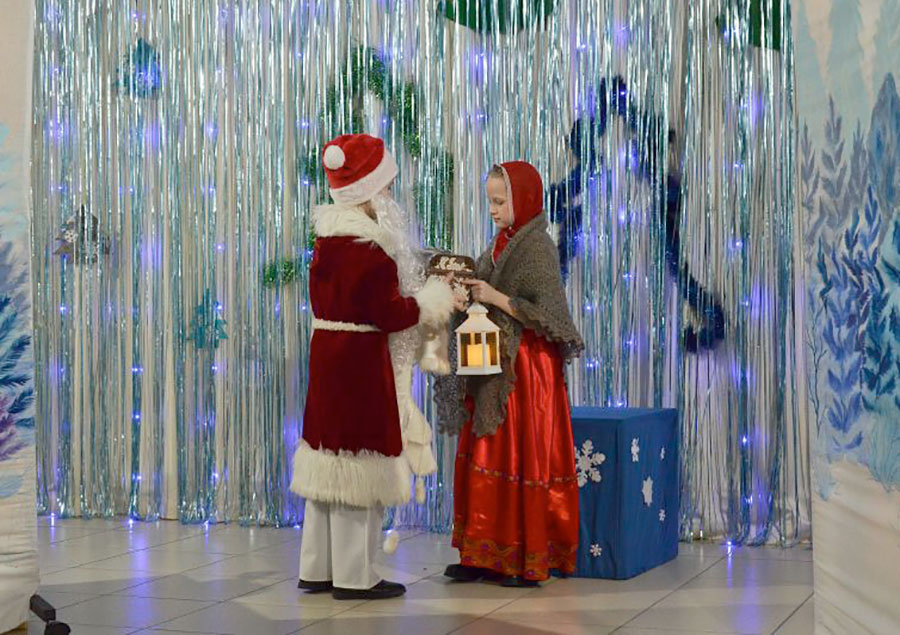 Со сцены о добре и смирении