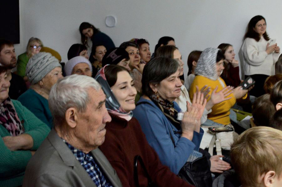 Со сцены о добре и смирении