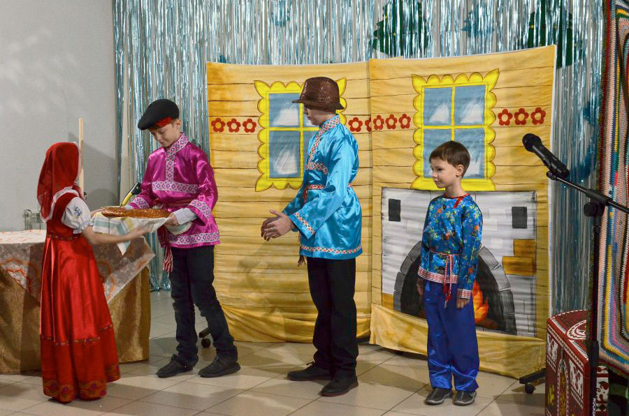 Со сцены о добре и смирении