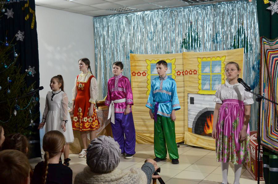 Со сцены о добре и смирении