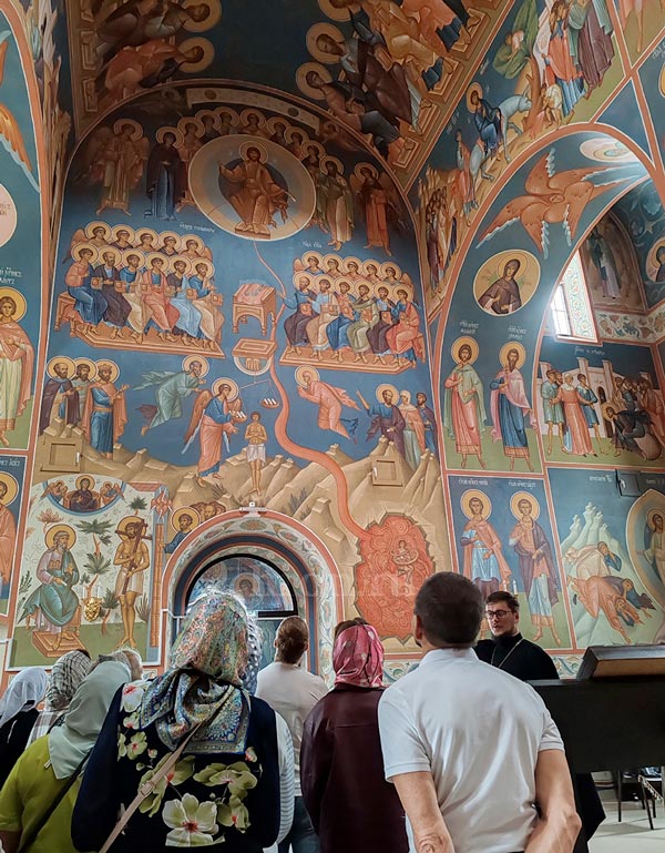 Почти как в Троице-Сергиевой лавре. Иконописец Евгений Антонов о принципах построения храмовой живописи