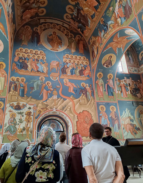 Почти как в Троице-Сергиевой лавре. Иконописец Евгений Антонов о принципах построения храмовой живописи