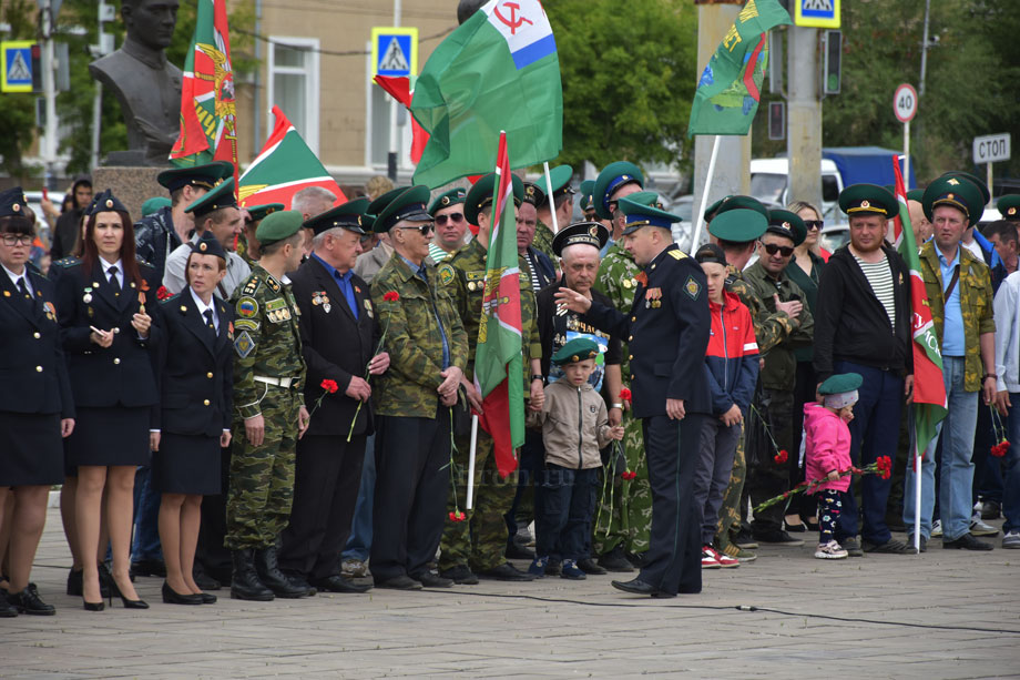 Пограничники шли, чеканя шаг