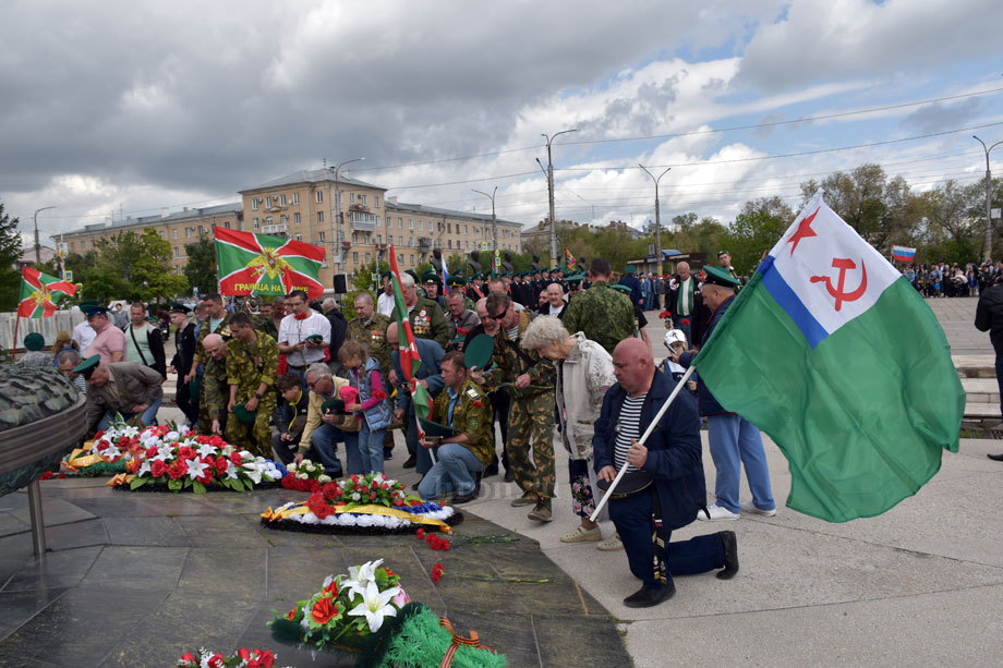 Пограничники шли, чеканя шаг